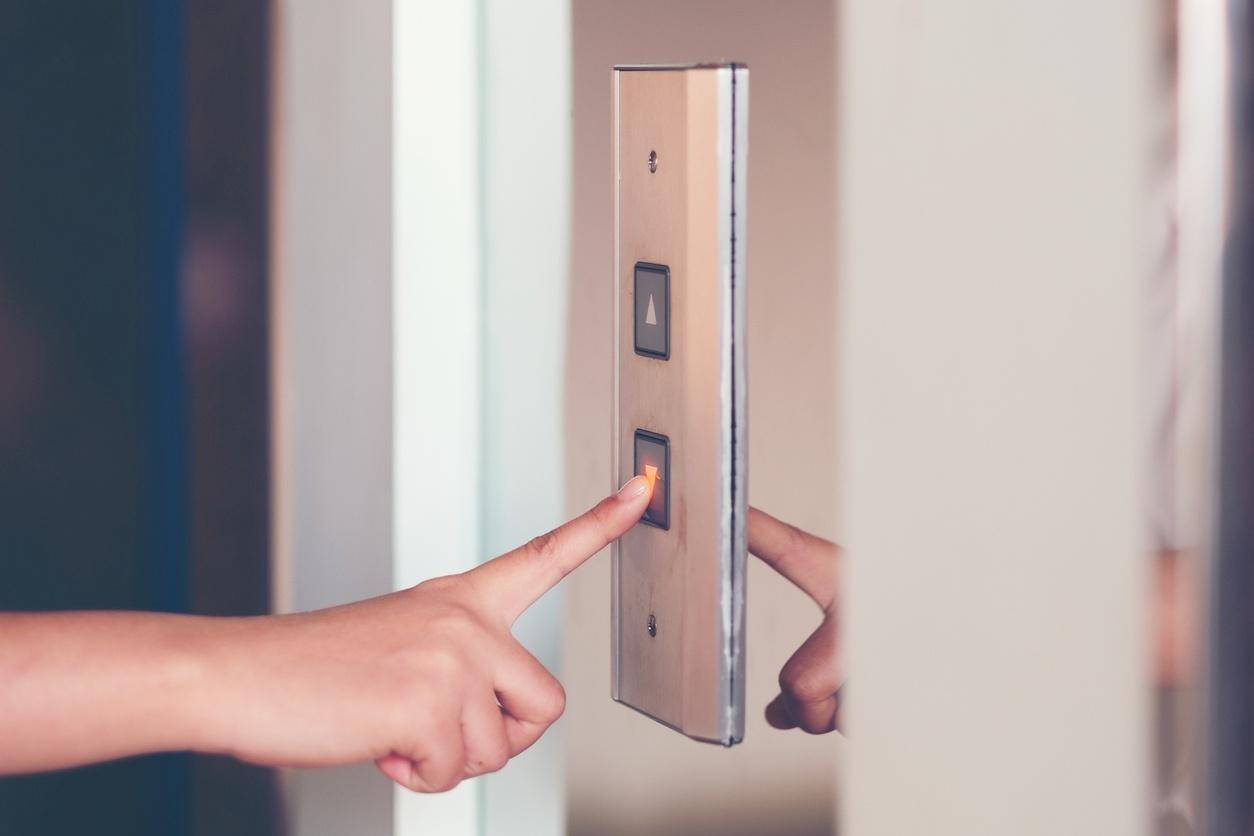 Como combater com eficiência a disseminação da COVID-19 em elevadores